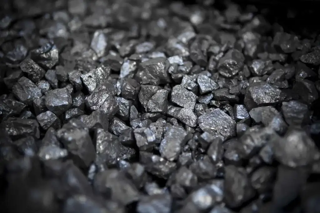 The Colour of Iron Metal: From Fresh Silver-Gray Surfaces to Oxides, Heat Tint, Cast Iron, and Coated Steel