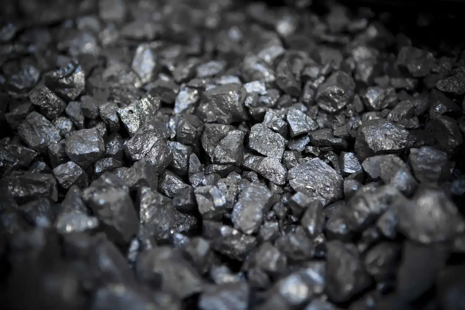 The Colour of Iron Metal: From Fresh Silver-Gray Surfaces to Oxides, Heat Tint, Cast Iron, and Coated Steel